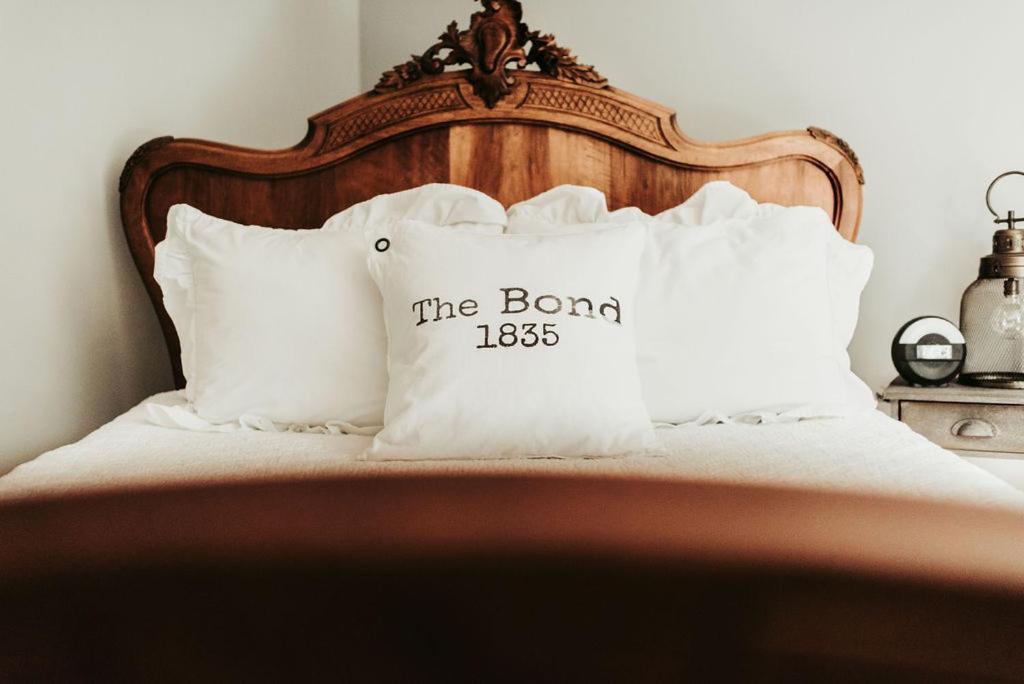 The Bond 1835